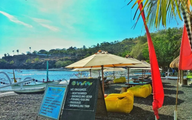 COCONUT BEACH BUNGALOWs & WARUNG 2