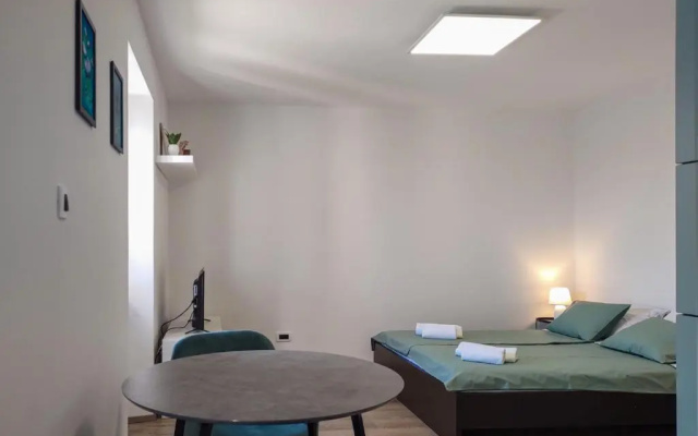 Studio apartment above promenade w terrace & parking