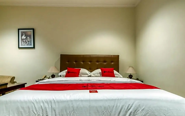 RedDoorz Plus near Dharmawangsa Square