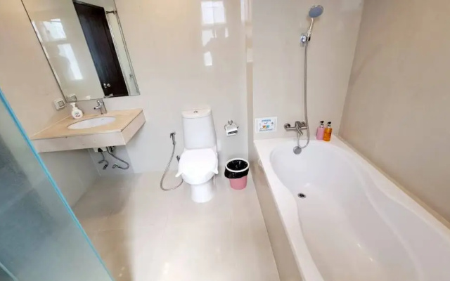 5C - 2 Bedroom Downtown Apartment With Shared Pool
