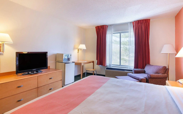 Econo Lodge Inn and Suites