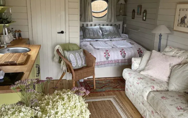 Beautiful Pet-friendly Cabin in Banbury, No Deposit