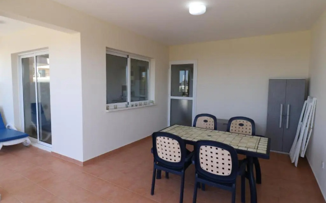 Sunset apartment with pool & 10 mins to Venus beach