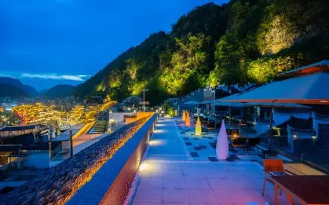 Shanheshi 360° Panoramic Skyview Guesthouse (Zhenyuan Ancient Town)