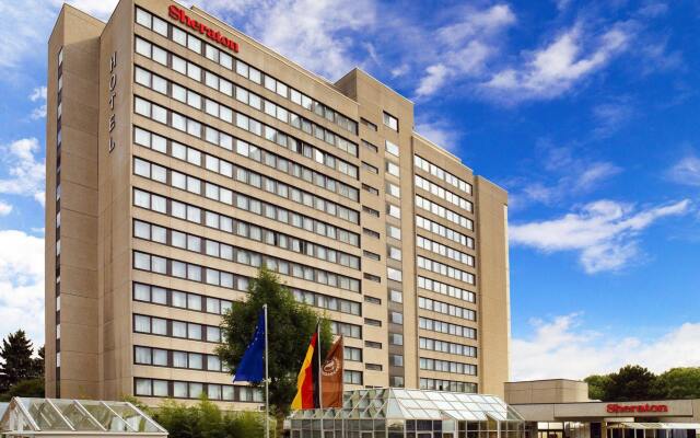Crowne Plaza Frankfurt Congress Hotel вид на фасад