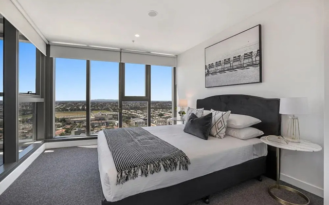 Chic 1-bed With Parking, Gym, Pool & City Views