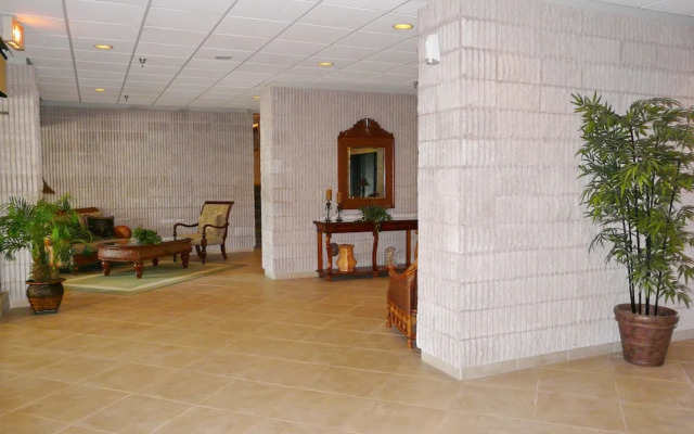 Beachfront Condo With Sw-facing Balcony and Pool