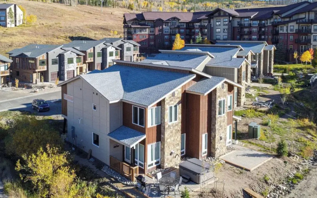 Ski-in/ski-out Granby Townhouse w/ Private Hot Tub
