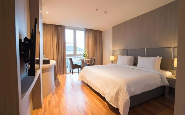 New Season Square Hotel