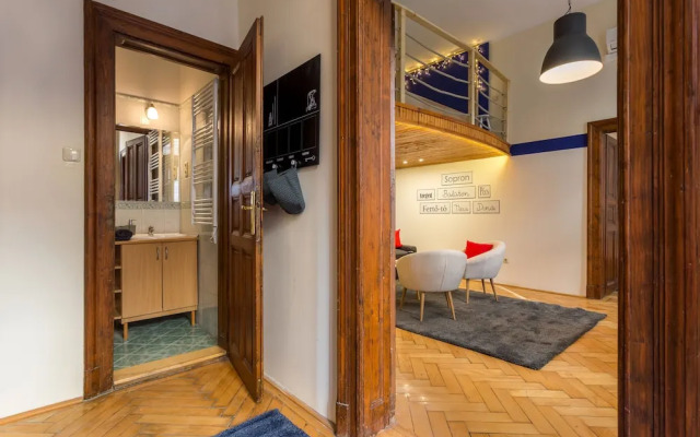 Jokai 3 Apartment