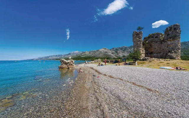 Nice Apartment in Starigrad Paklenica With Wifi and 2 Bedrooms