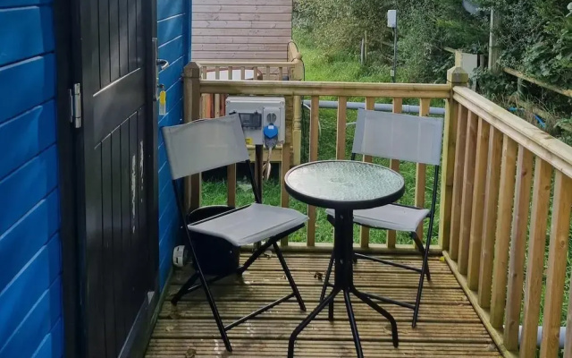 Glamping Hut - Sleeps 2, hot tub & Parking