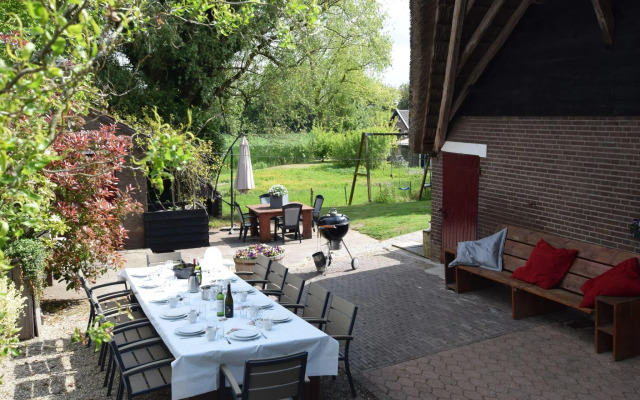 Quaint Farmhouse near River in Oosterwijk