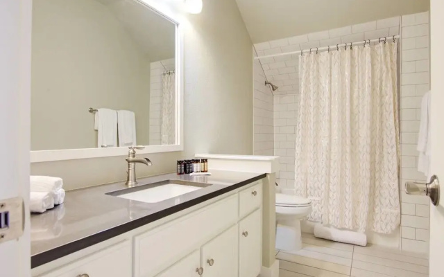 Massive 14 Bed/3.5ba Downtown Home by Domio