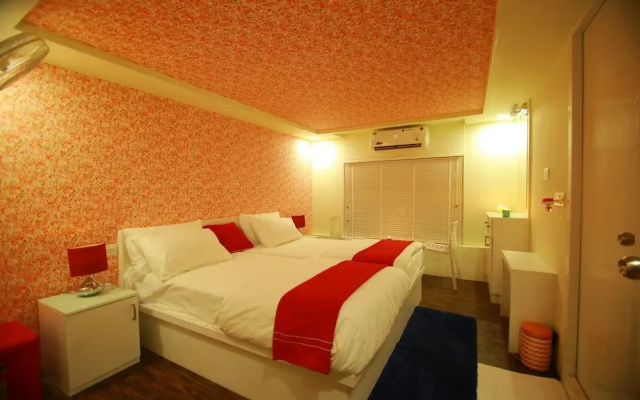 Premium Luxury Houseboat