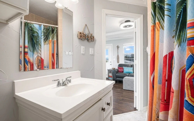 Amberjack 2 Bedroom Home by RedAwning