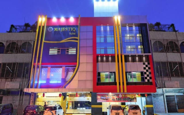 OYO 542 Majestiq Hotel вид на фасад