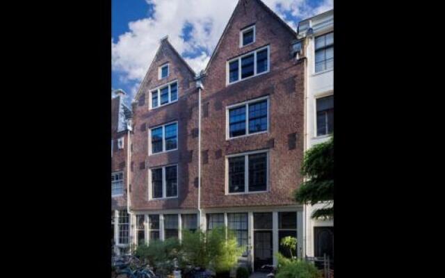 Отель Sleep in Amsterdam B&B вид на фасад