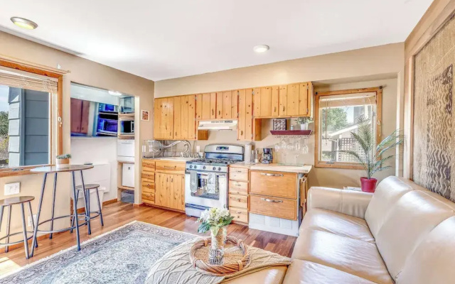 Quaint Carmel - Bungalow Close to Beach