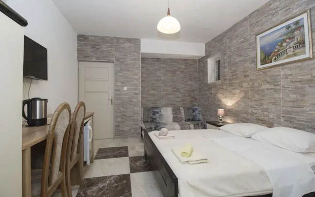 Apartments and rooms Eugenia