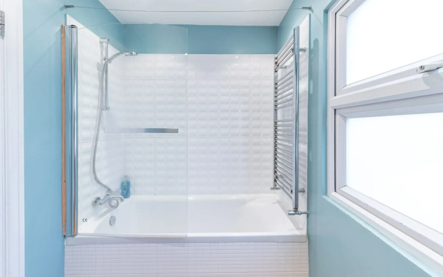 Stylish Shepherds Bush Flat