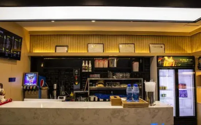 Hefei Chaoshen E-sports Hotel (Anhui Great Market Hefei Railway Station)