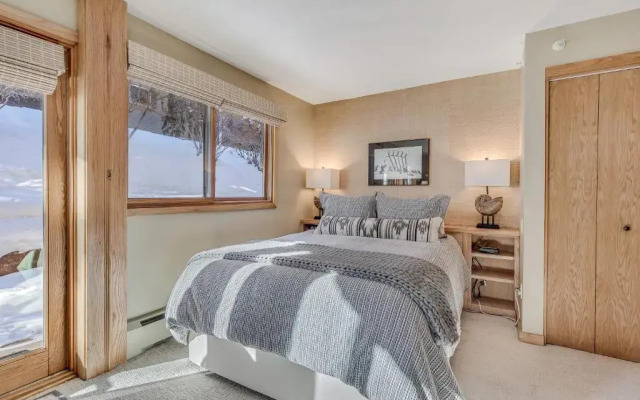 Laurelwood Condominiums 402