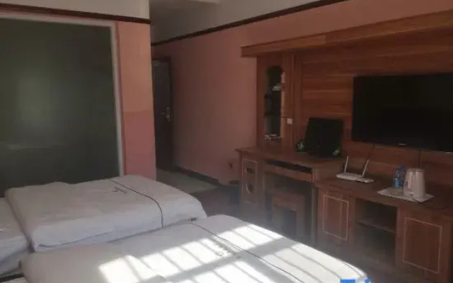 Yulong Changzheng Business Hotel