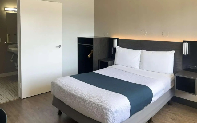 Motel 6 Tulare, CA
