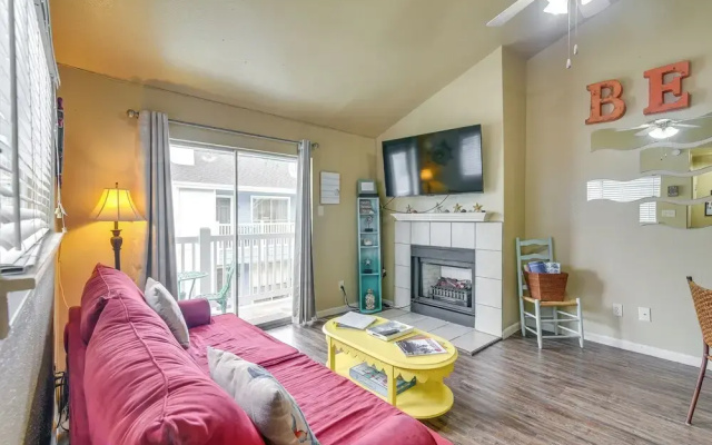 Bay View, Pool Access: Romantic Galveston Retreat!