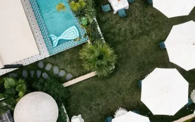 THE  YES  Hotel