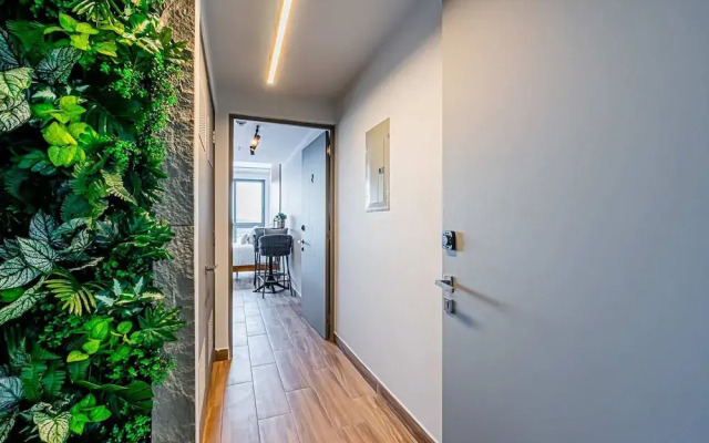 w Sophisticated 1BR w Great Deco in Centriqo