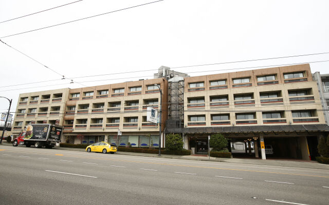 Отель Atrium Inn Vancouver Канада, Ванкувер - отзывы, цены и фото номеров - забронировать отель Atrium Inn Vancouver онлайн вид на фасад