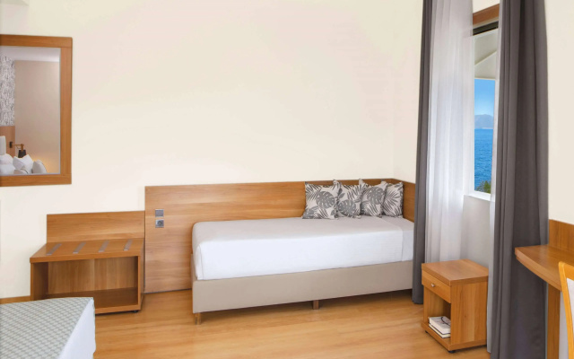Отель Zeus Essence Ramada by Wyndham Athens