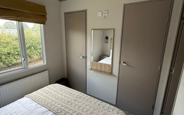 Cabin Sleeps 6 With Parking and Balcony