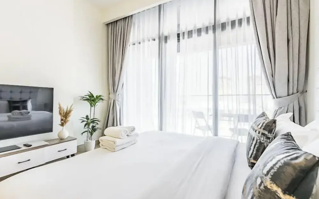 Relaxing Studio Retreat in Vibrant Meydan City,