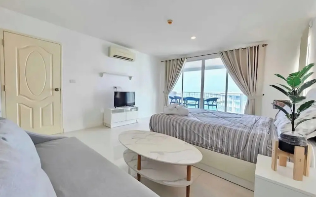 Modern 2-bedroom Condo With Ocean and Pool Views in Cha-am