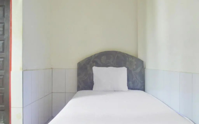 SPOT ON 91623 Pj Guest House Syariah