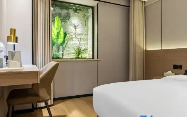 Huayu Smart Hotel (Emeishan High-Speed Rail Station Branch)
