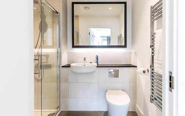 Modern 2-bed Flat With Terraces in Leyton