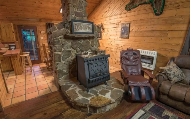 Mountain Bear Lodge Includes Roku TV, Wifi, Hot Tub, and BBQ by Redawning