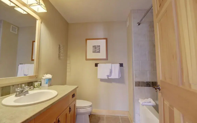 Largest Condo In Passage Point, Vaulted Ceilings, Huge Balcony - PP514 by Redawning