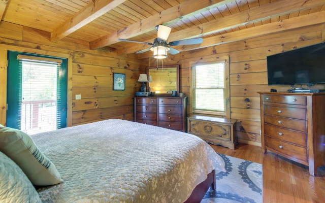 Sevierville Cabin w/ Hot Tub & Mountain-view Deck