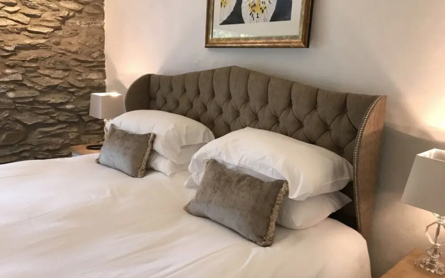 West Arms Hotel