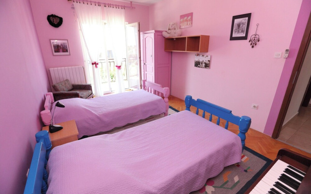 House Mrcela 200m From Beach