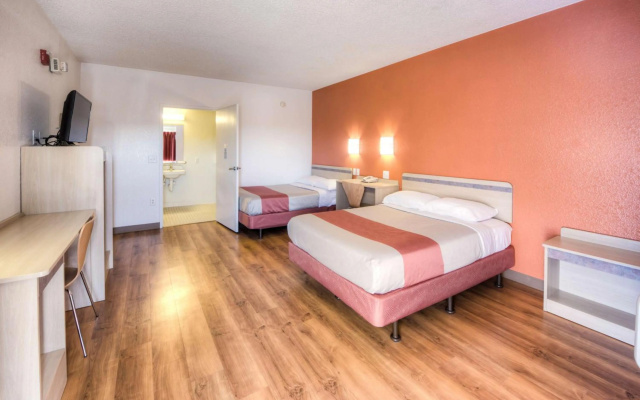 Motel 6 Niantic, CT - New London