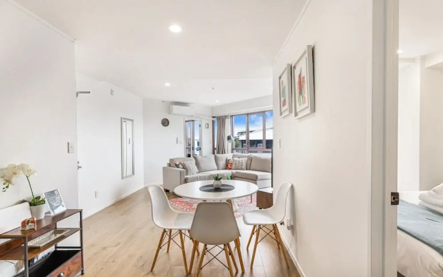 Central CBD Apt | Balcony & Style | Zodiak Stays