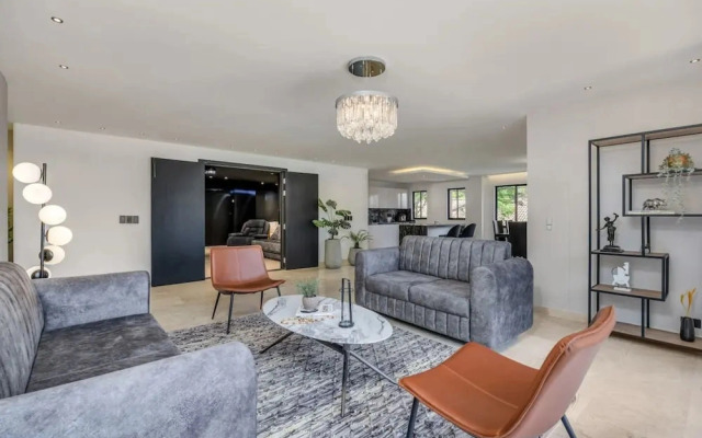 301 - Luxury 3BR Retreat Private Jacuzzi Nightclub AC