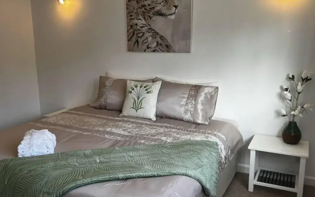 Charming 4-bed House in Cheltenham, Free Parking