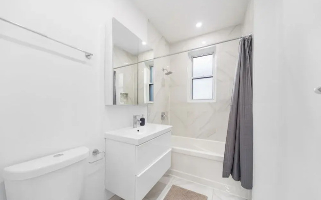 Spacious Renovated Apartment Sleeps 12